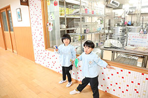 紙飛行機を飛ばしました　きりん