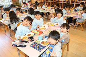 仲良くお給食　あひる・きりん