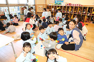 仲良くお給食　あひる・きりん