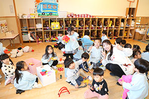 仲良くお給食　あひる・きりん