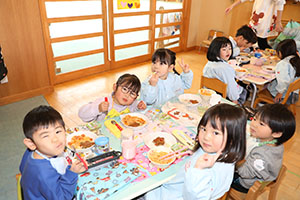 仲良くお給食　あひる・きりん