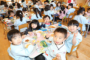 仲良くお給食　あひる・きりん