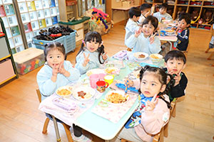 仲良くお給食　あひる・きりん