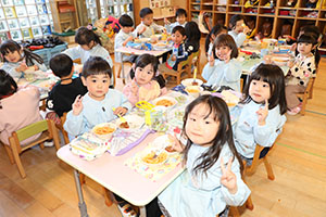 仲良くお給食　あひる・きりん