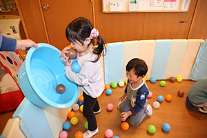 ボール遊び　あひる