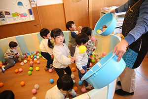 ボール遊び　あひる