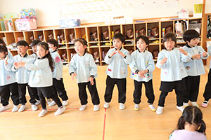 発表会ごっこ　ひまわり（あひる）