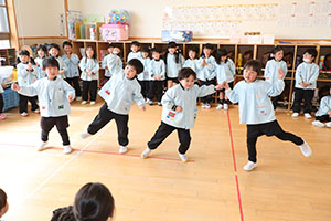 発表会ごっこ　ひまわり（あひる）