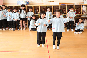 発表会ごっこ　ひまわり（あひる）