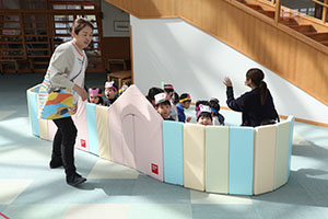 リズム遊び　「森の中の発表会」♪　2歳児クラス