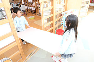 大掃除頑張っています　たんぽぽ・うさぎ・りす・きりん・ことり