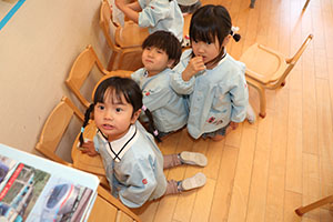 大掃除頑張っています　たんぽぽ・うさぎ・りす・きりん・ことり