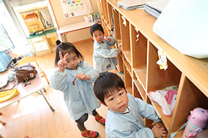 大掃除頑張っています　たんぽぽ・うさぎ・りす・きりん・ことり