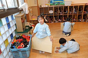 大掃除頑張っています　たんぽぽ・うさぎ・りす・きりん・ことり