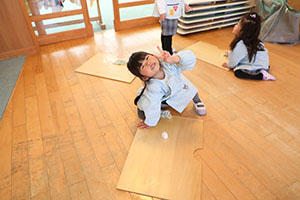 大掃除頑張っています　たんぽぽ・うさぎ・りす・きりん・ことり