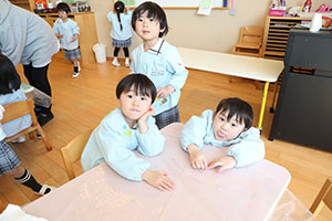 大掃除頑張っています　たんぽぽ・うさぎ・りす・きりん・ことり