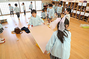 大掃除頑張っています　たんぽぽ・うさぎ・りす・きりん・ことり