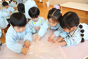 大掃除頑張っています　たんぽぽ・うさぎ・りす・きりん・ことり