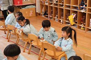 大掃除頑張っています　たんぽぽ・うさぎ・りす・きりん・ことり