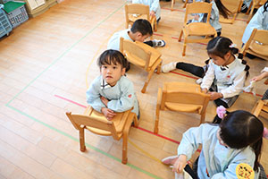 大掃除頑張っています　たんぽぽ・うさぎ・りす・きりん・ことり