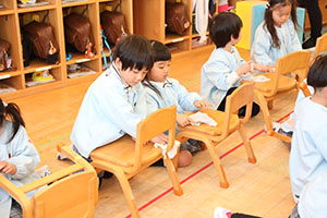 大掃除頑張っています　たんぽぽ・うさぎ・りす・きりん・ことり