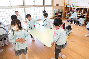 大掃除頑張っています　たんぽぽ・うさぎ・りす・きりん・ことり