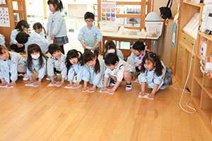 大掃除頑張っています　たんぽぽ・うさぎ・りす・きりん・ことり