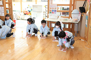 大掃除頑張っています　たんぽぽ・うさぎ・りす・きりん・ことり