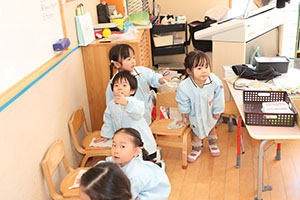 大掃除頑張っています　たんぽぽ・うさぎ・りす・きりん・ことり