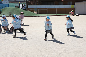 元気いっぱい園庭遊び！　あひる・こあら・ひまわり