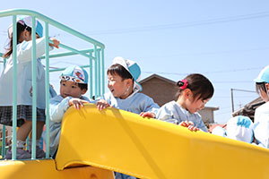 元気いっぱい園庭遊び！　あひる・こあら・ひまわり