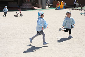 元気いっぱい園庭遊び！　あひる・こあら・ひまわり