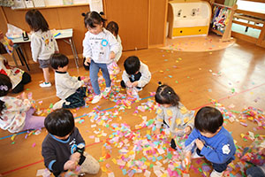 紙吹雪楽しかったね　ぺんぎん