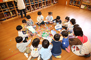 紙吹雪楽しかったね　ぺんぎん