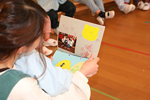 思い出帳渡し　2歳児クラス