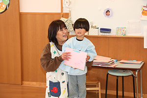 思い出帳渡し　2歳児クラス