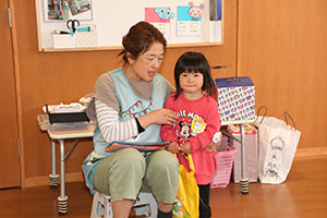 思い出帳渡し　2歳児クラス