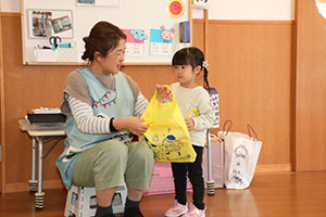 思い出帳渡し　2歳児クラス