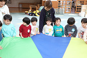 バルーン遊びとみんなでお給食　2歳児クラス