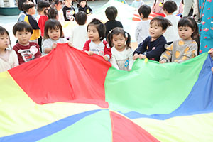 バルーン遊びとみんなでお給食　2歳児クラス