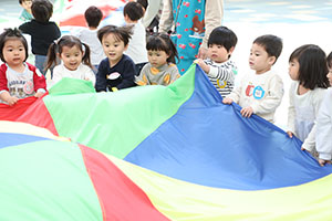 バルーン遊びとみんなでお給食　2歳児クラス