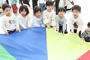 バルーン遊びとみんなでお給食　2歳児クラス