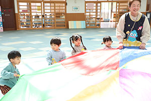 バルーン遊びとみんなでお給食　2歳児クラス