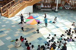 バルーン遊びとみんなでお給食　2歳児クラス