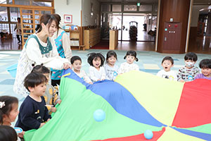 バルーン遊びとみんなでお給食　2歳児クラス