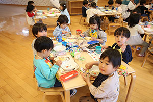 バルーン遊びとみんなでお給食　2歳児クラス