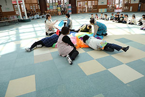 バルーン遊びとみんなでお給食　2歳児クラス