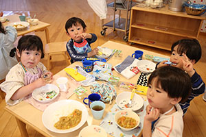 バルーン遊びとみんなでお給食　2歳児クラス