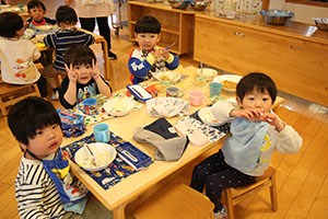 バルーン遊びとみんなでお給食　2歳児クラス