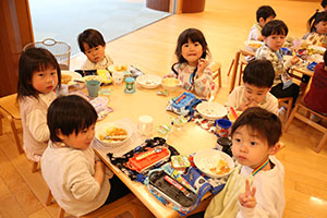 バルーン遊びとみんなでお給食　2歳児クラス